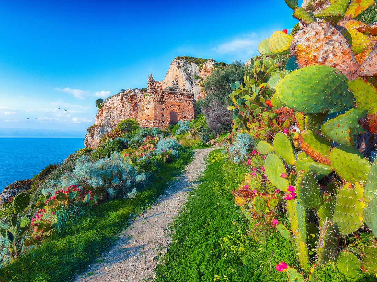 Sentiero per Capo Milazzese a Panarea