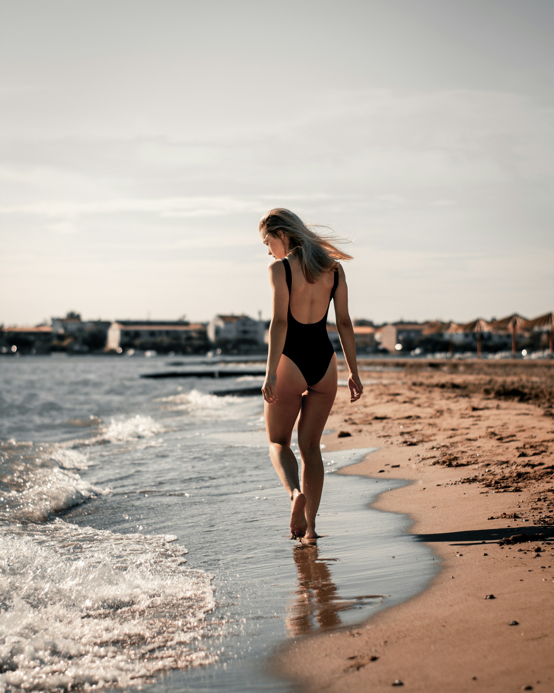 Camminare scalzi in spiaggia