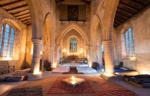 dormire-in-una-chiesa-5-esperienze-uniche