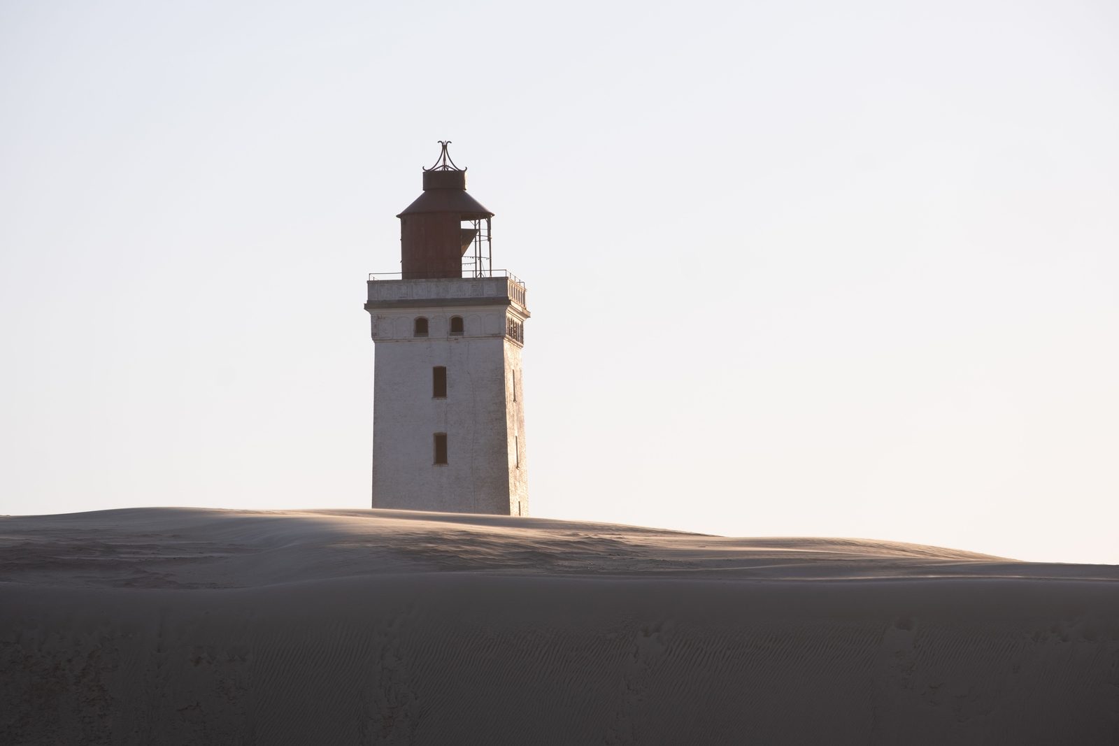 Faro abbandonato di Rubjerg Knude sulla scogliera danese Faro abbandonato di Rubjerg Knude sulla scogliera danese