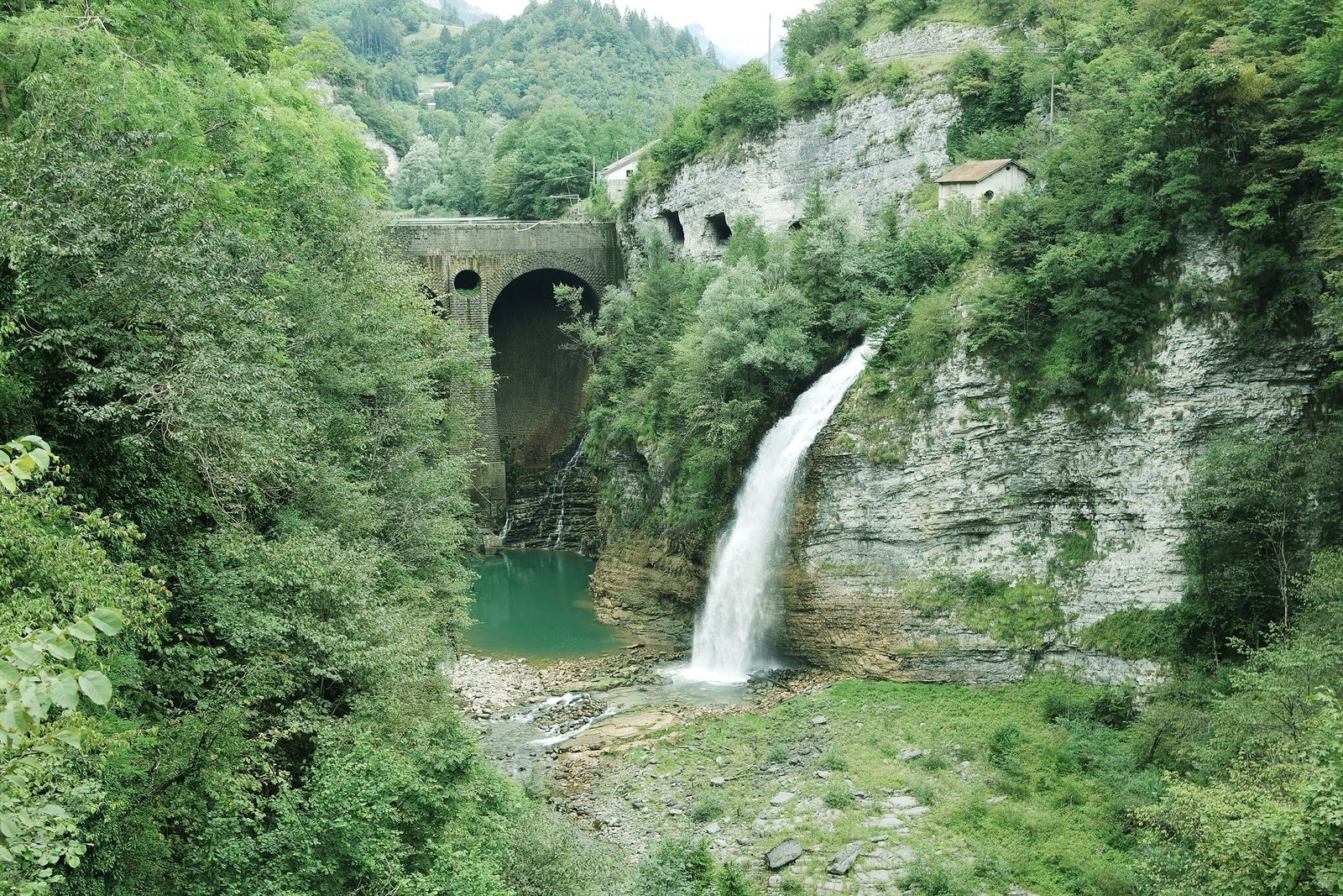 Il ponte in calcestruzzo di Ponte Serra visto dalla gola del Cismon con la valle sullo sfondo