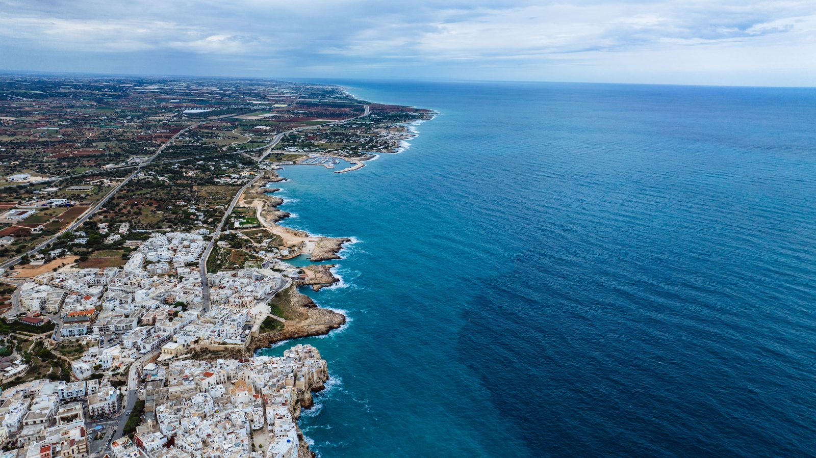 Costa adriatica pugliese con spiaggia sabbiosa e mare azzurro