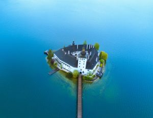 Schloss Ort, castello medievale su piccola isola nel lago di Traun in Austria