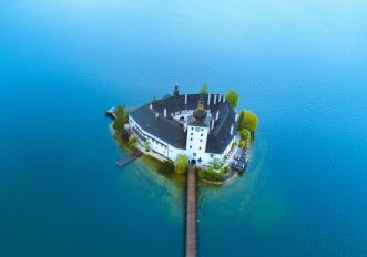 Schloss Ort, castello medievale su piccola isola nel lago di Traun in Austria