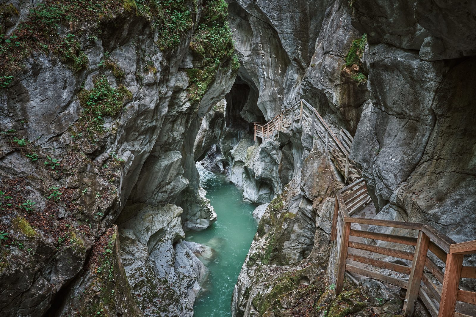 Escursionisti che percorrono in fila un canyon di granito stretto nelle Alpi piemontesi Escursionisti che percorrono in fila un canyon di granito stretto nelle Alpi piemontesi