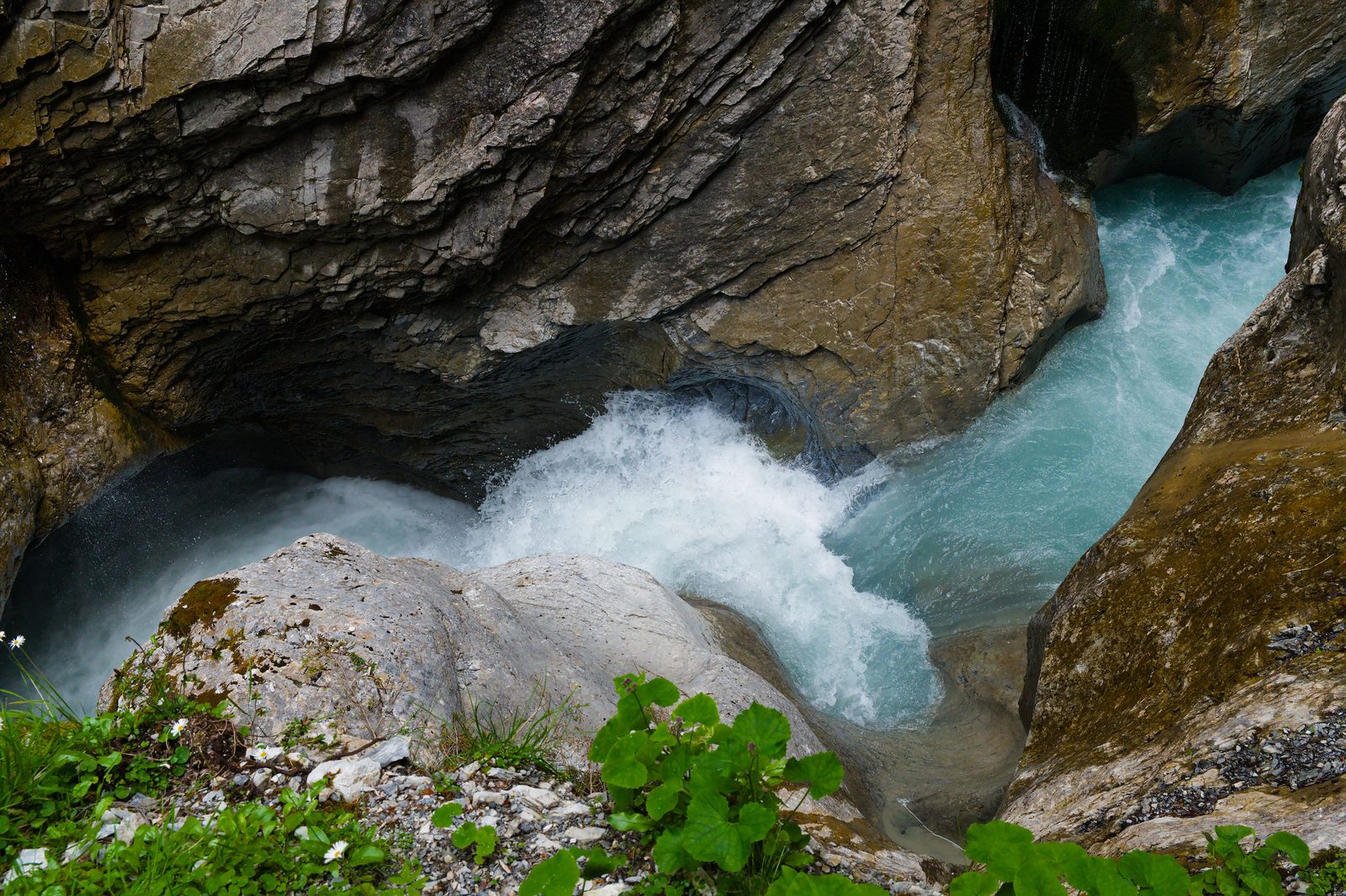 Marmitta dei giganti scavata nel granito con acqua che crea un riflesso nelle gole di Uriezzo Marmitta dei giganti scavata nel granito con acqua che crea un riflesso nelle gole di Uriezzo