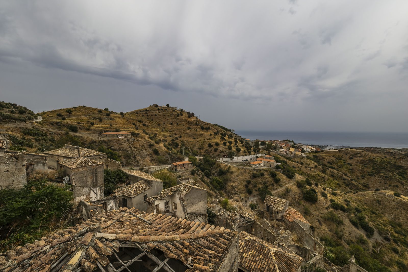 Rovine di Apice Vecchia, borgo abbandonato nella provincia di Benevento, Campania