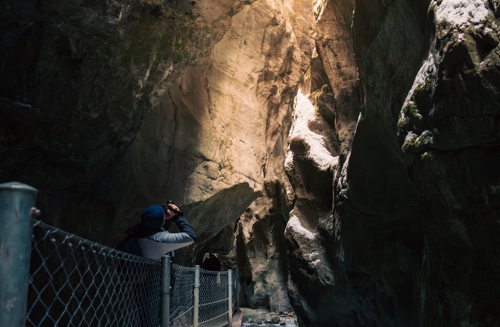 Gola di granito degli Orridi di Uriezzo con pareti strette e luce che filtra dall'alto Gola di granito degli Orridi di Uriezzo con pareti strette e luce che filtra dall'alto