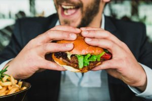 Perché mangiamo sempre un po' troppo