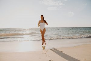 Camminare scalzi in spiaggia