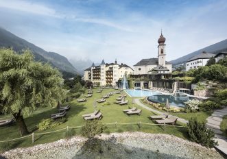 Maratona Adler Dolomiti: si corre fra i larici e poi ci si rimette in piedi con la crioterapia e la sauna sul lago