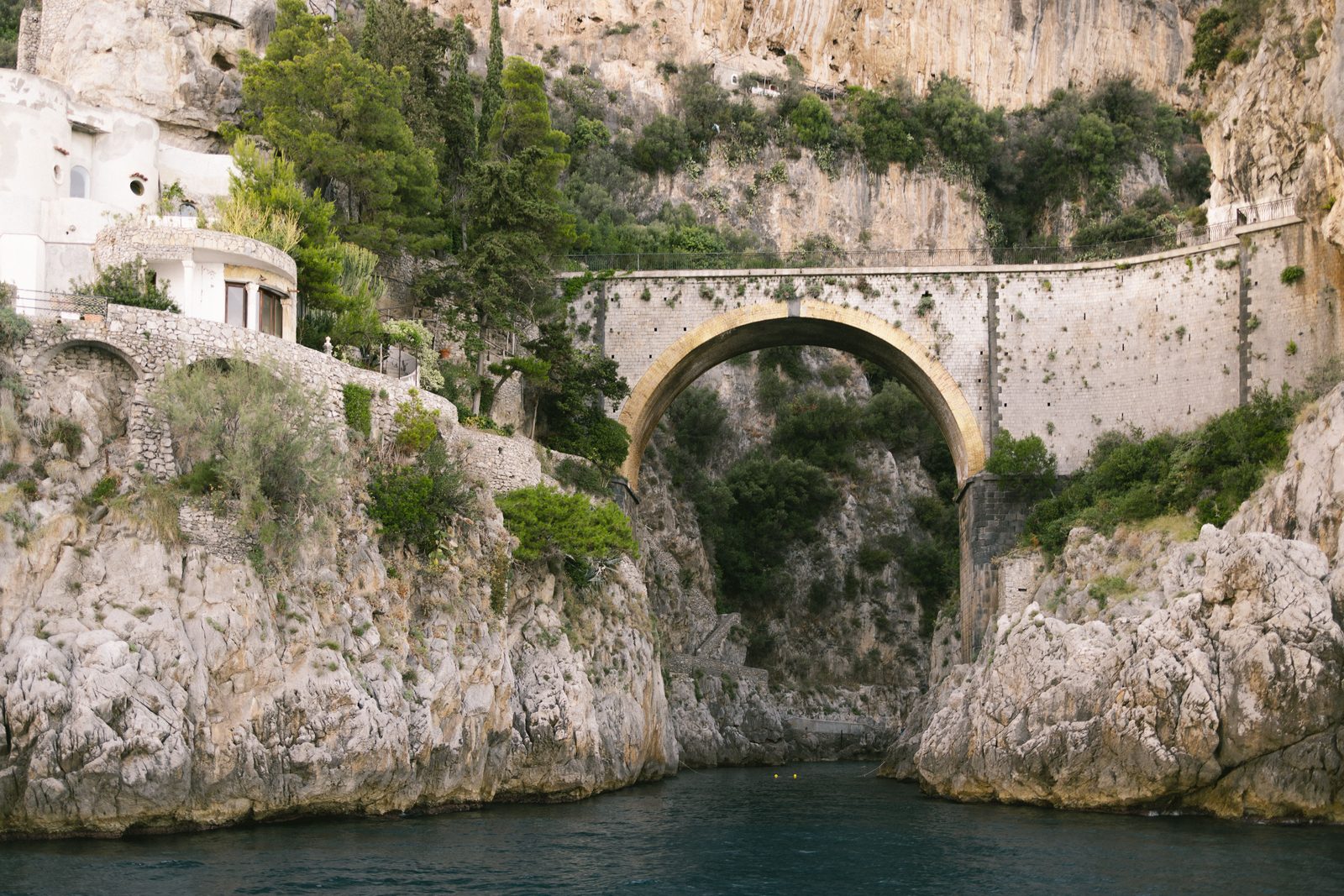 Il torrente Schiato che scorre tra le rocce scure del fiordo di Furore Il torrente Schiato che scorre tra le rocce scure del fiordo di Furore