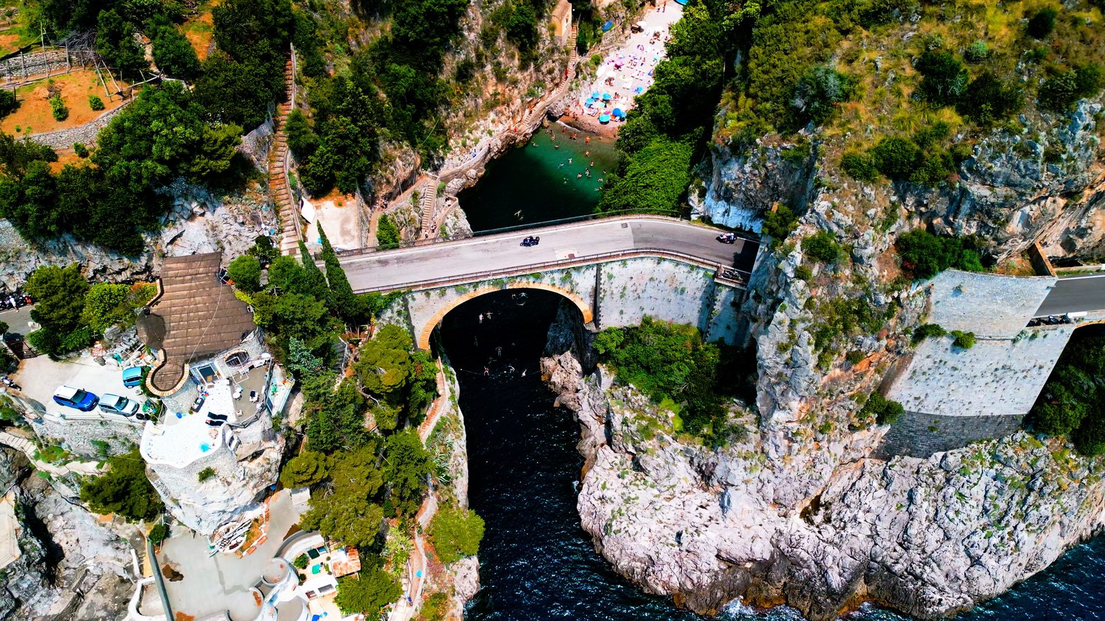 Vista aerea del fiordo di Furore con pareti calcaree a picco sul mare