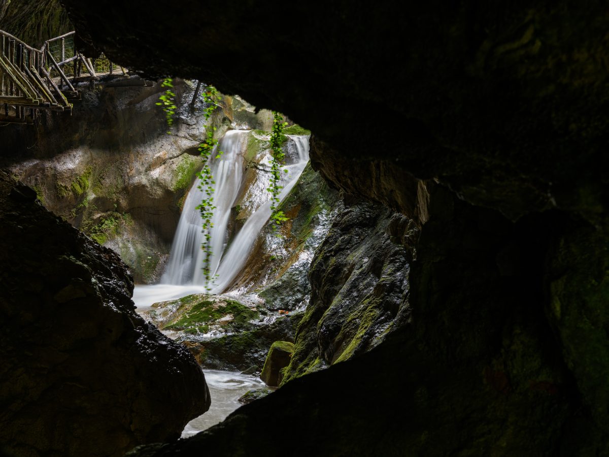 Cascata alle Grotte del Caglieron