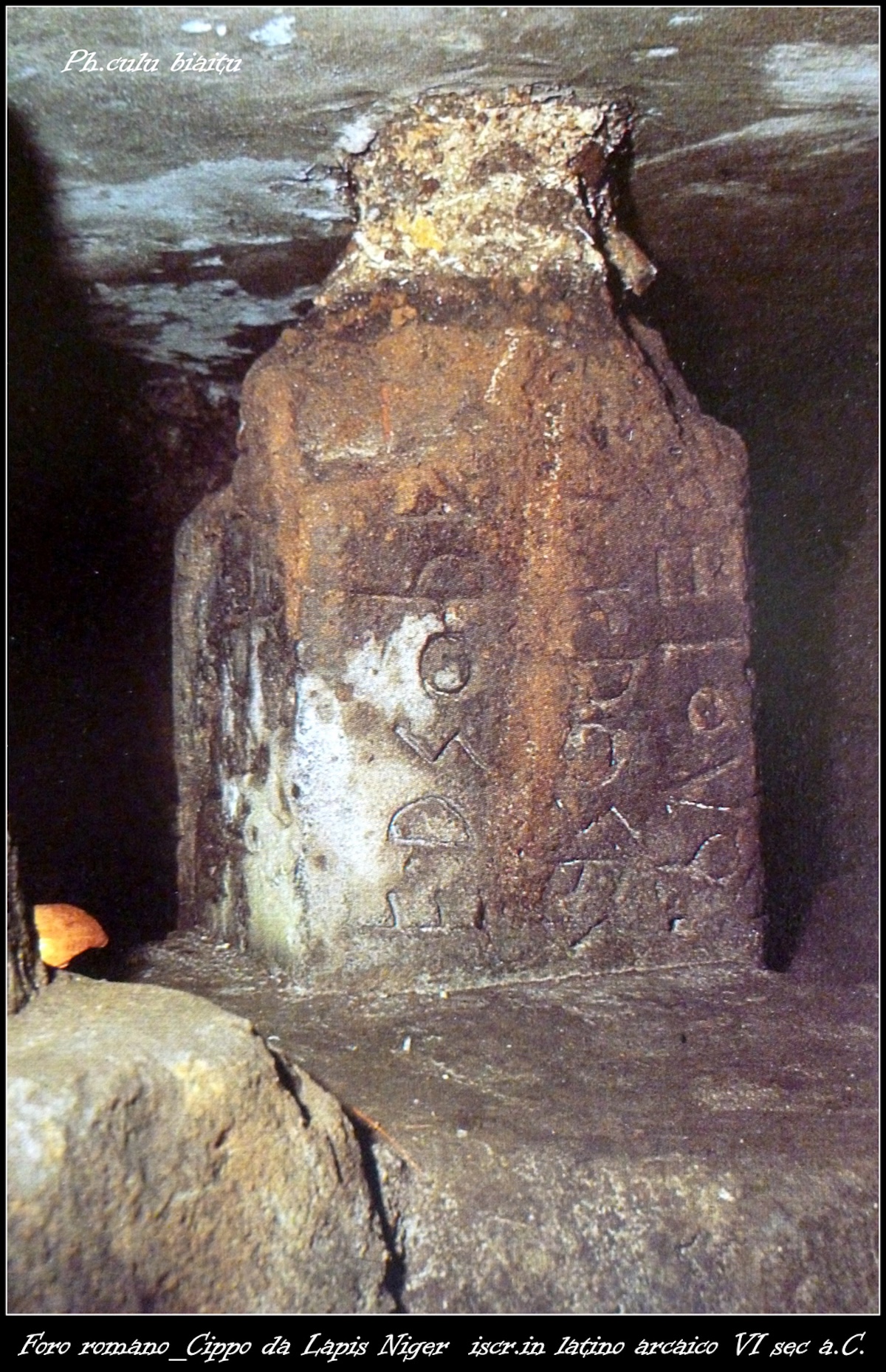 Foro_Romano,Cippo_da_Lapis_Niger_scritto_in_Latino_Arcaico_VI_sec.a.C._-_panoramio