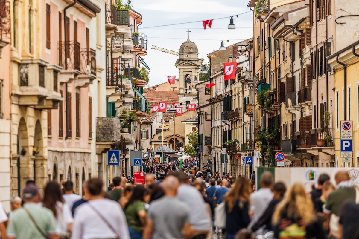 Le-strade-di-Veronetta-con-il-pubblico-ph-credits-Massimo-Samaritani
