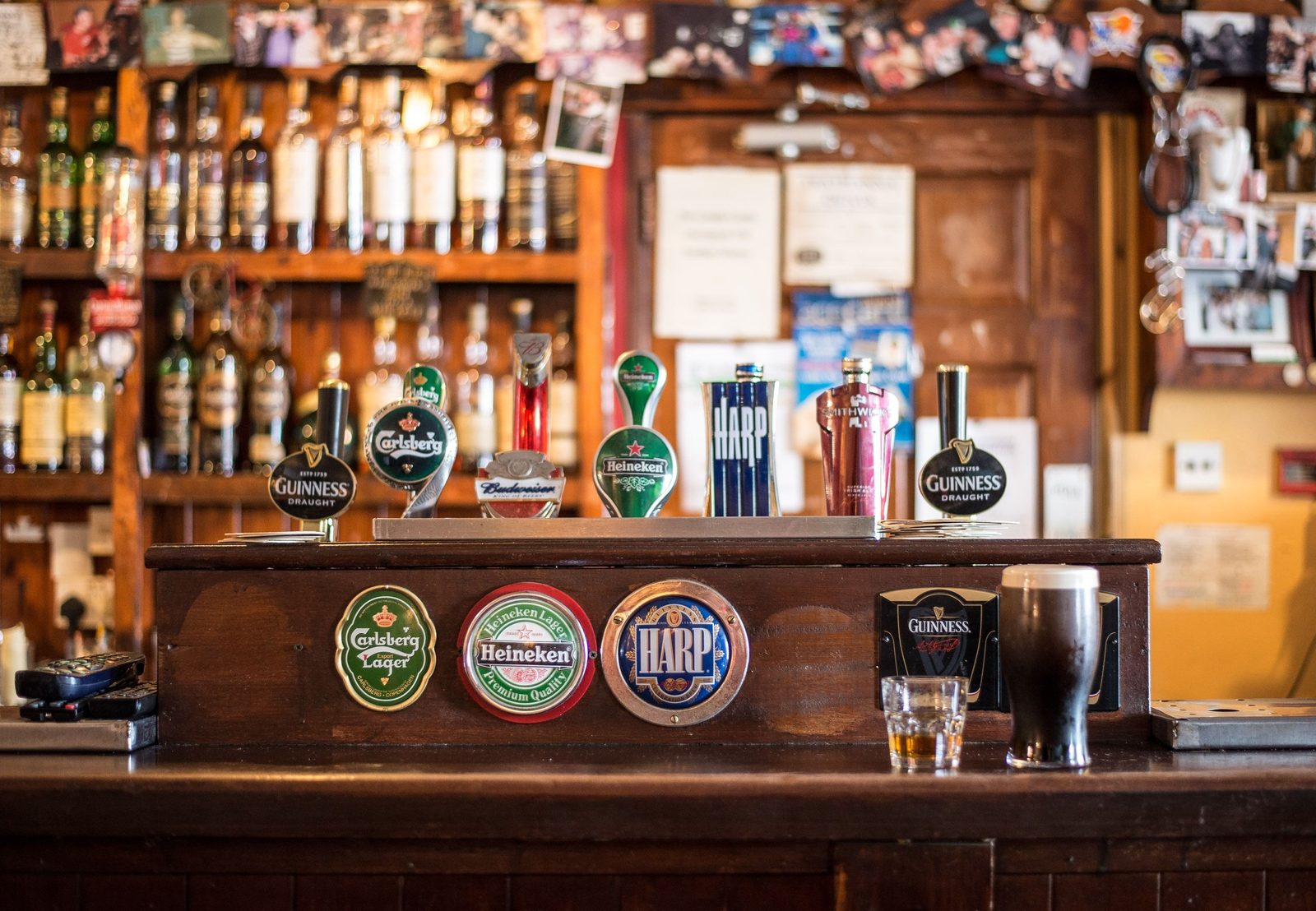 Interno di un pub irlandese tradizionale con musica live e pinte di birra scura Interno di un pub irlandese tradizionale con musica live e pinte di birra scura