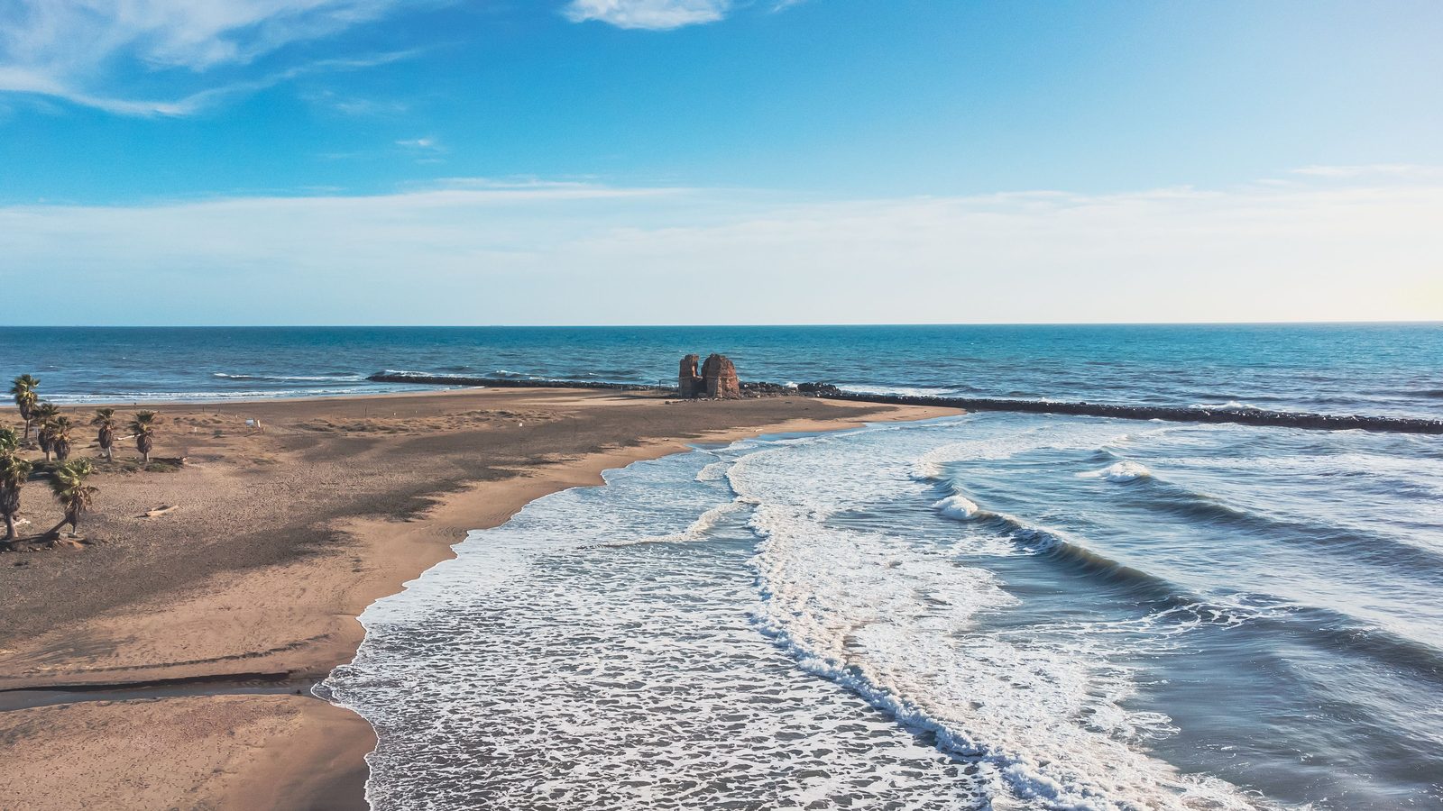 Veduta aerea della costa tra Cerveteri e Ladispoli con spiaggia e macchia mediterranea