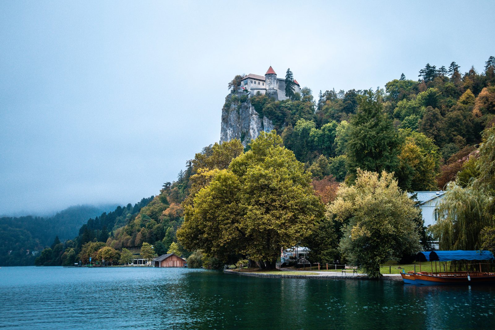 Castello di Bled sulla rupe con panorama autunnale sul lago sottostante Castello di Bled sulla rupe con panorama autunnale sul lago sottostante