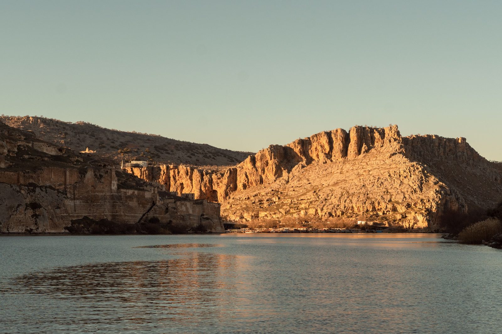 Canyon di roccia rossa lungo le rive del lago artificiale dell'Eufrate in Türkiye Canyon di roccia rossa lungo le rive del lago artificiale dell'Eufrate in Türkiye