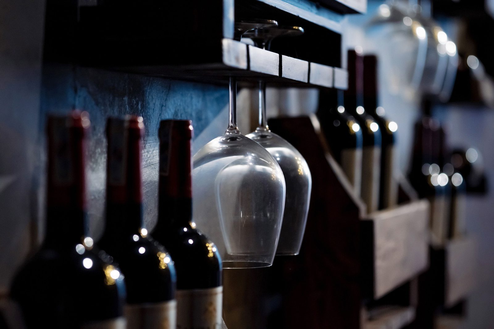 Degustazione di vino Barbaresco in una cantina tipica delle Langhe