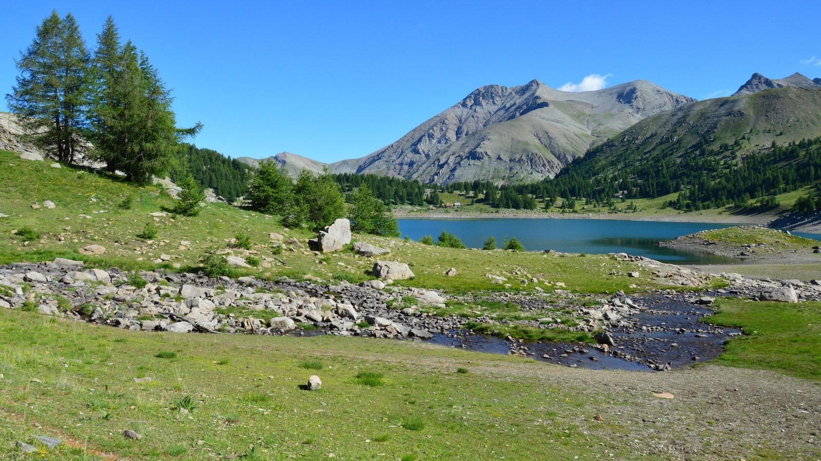 Laghi glaciali nel Parco Nazionale del Mercantour con rifugio sullo sfondo