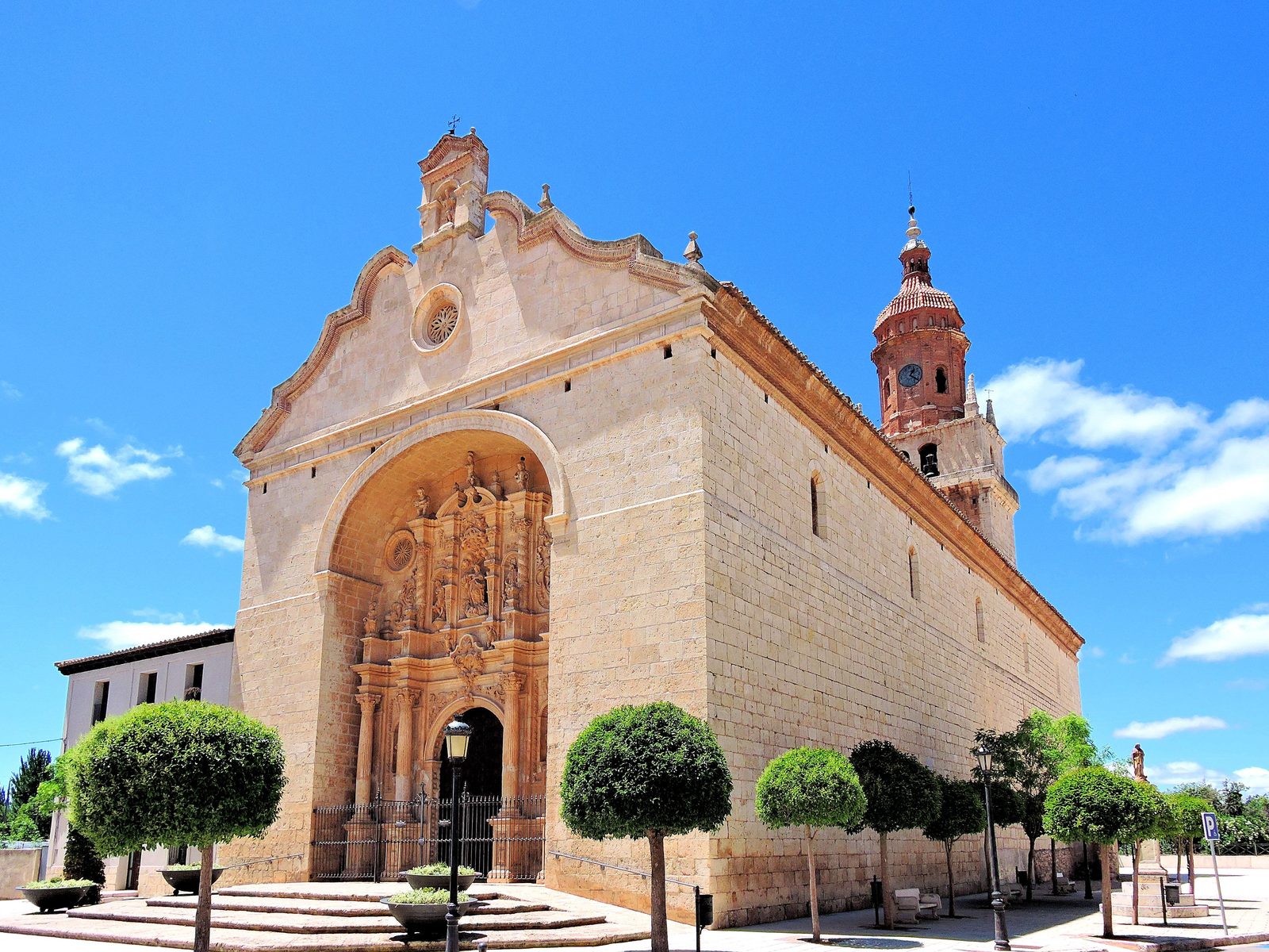 Facciata barocca della Cattedrale dell'Incarnazione di Guadix con campanile in piazza storica Facciata barocca della Cattedrale dell'Incarnazione di Guadix con campanile in piazza storica