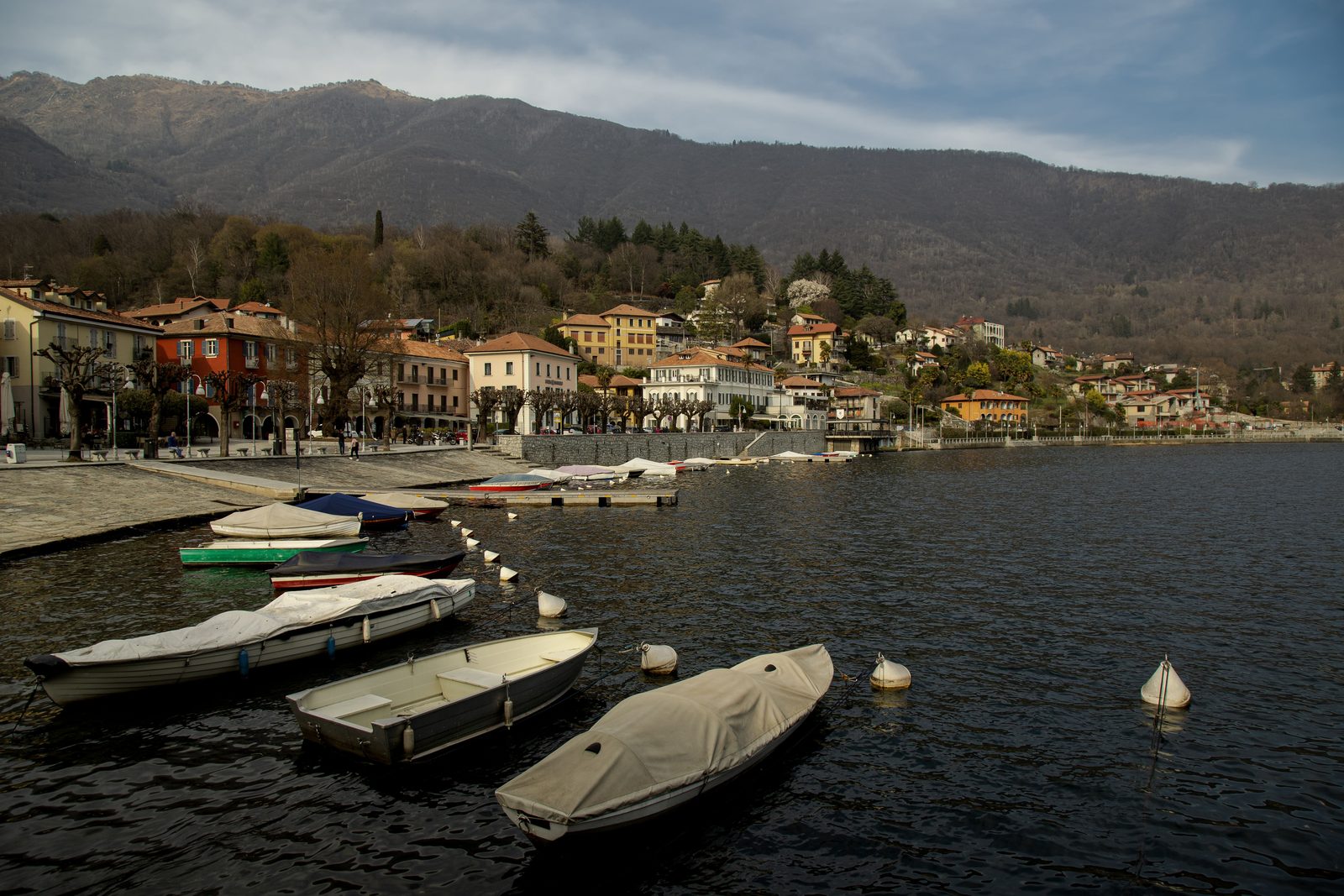 Acque cristalline del Lago di Mergozzo con il piccolo borgo sullo sfondo Acque cristalline del Lago di Mergozzo con il piccolo borgo sullo sfondo