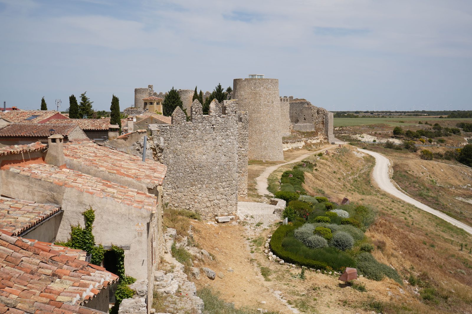Borgo medievale spagnolo con biciclette appoggiate a muri di pietra Borgo medievale spagnolo con biciclette appoggiate a muri di pietra