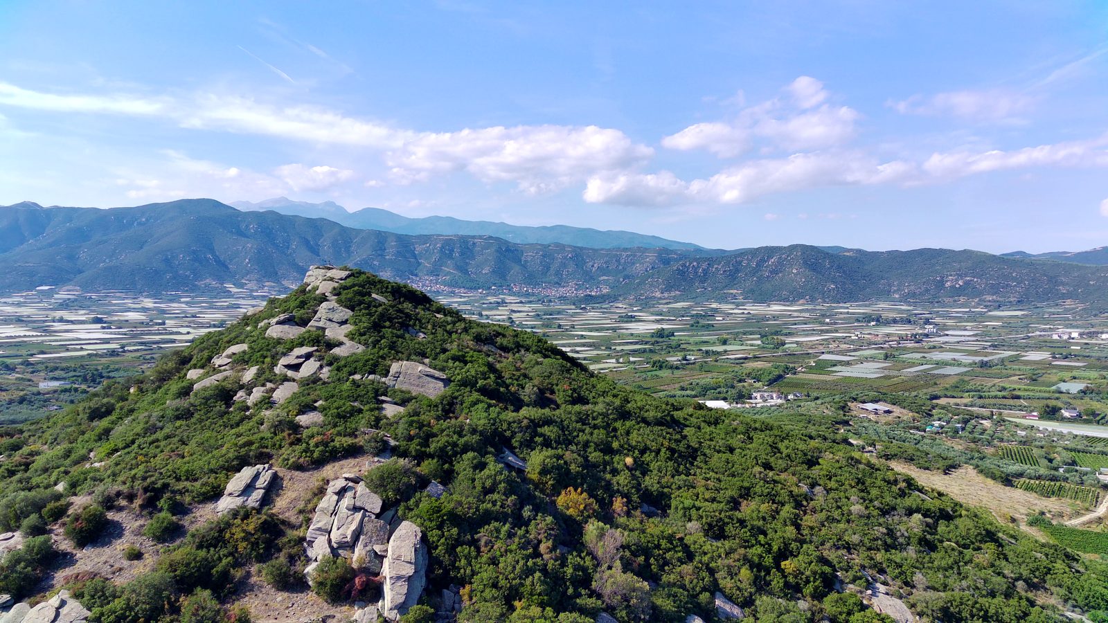 Veduta del Monte Soratte isolato nella campagna romana con cielo limpido Veduta del Monte Soratte isolato nella campagna romana con cielo limpido