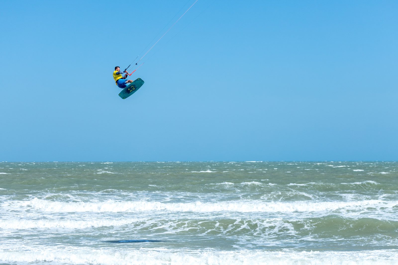 Kitesurfer sul mare tirreno in una giornata ventosa vicino alla costa laziale