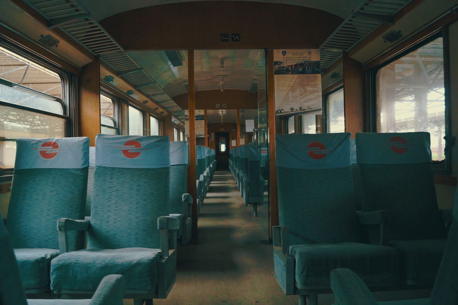Interno di un vagone del treno turistico argentino con passeggeri in viaggio tra le Ande Interno di un vagone del treno turistico argentino con passeggeri in viaggio tra le Ande