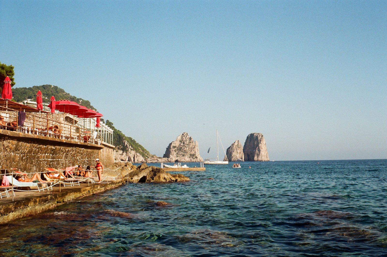 Marina Piccola di Capri con i Faraglioni sullo sfondo e mare azzurro intenso Marina Piccola di Capri con i Faraglioni sullo sfondo e mare azzurro intenso