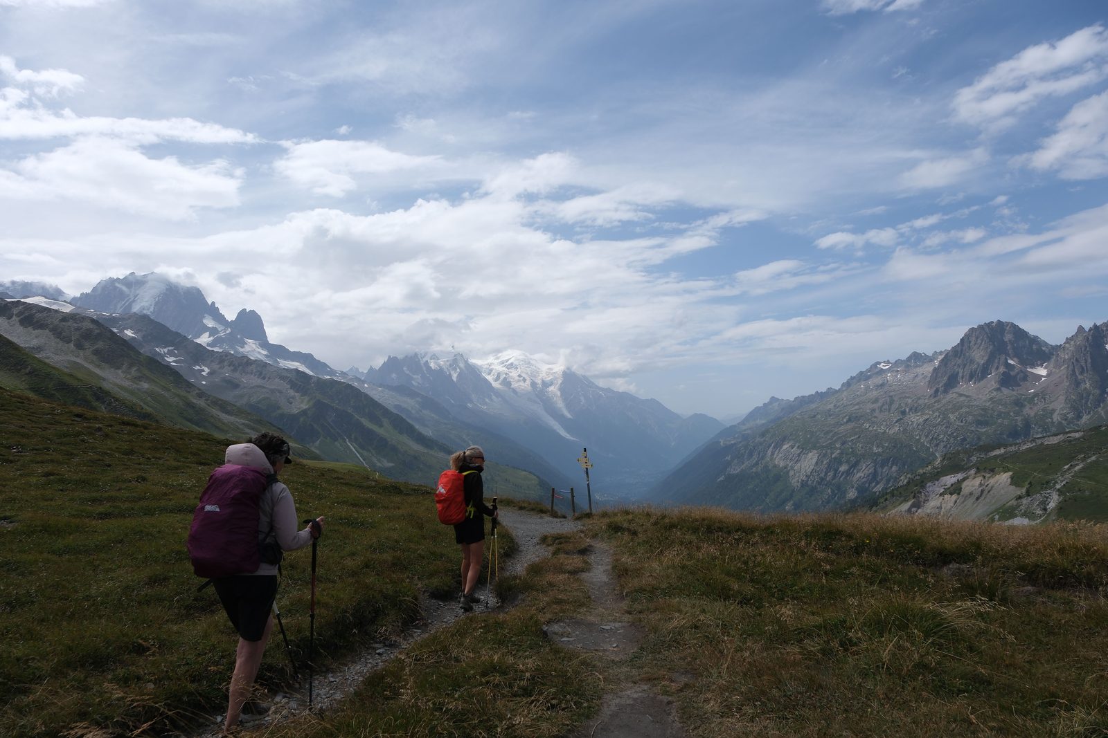 Escursionisti su sentiero alpino verso il Monte Bégo in estate