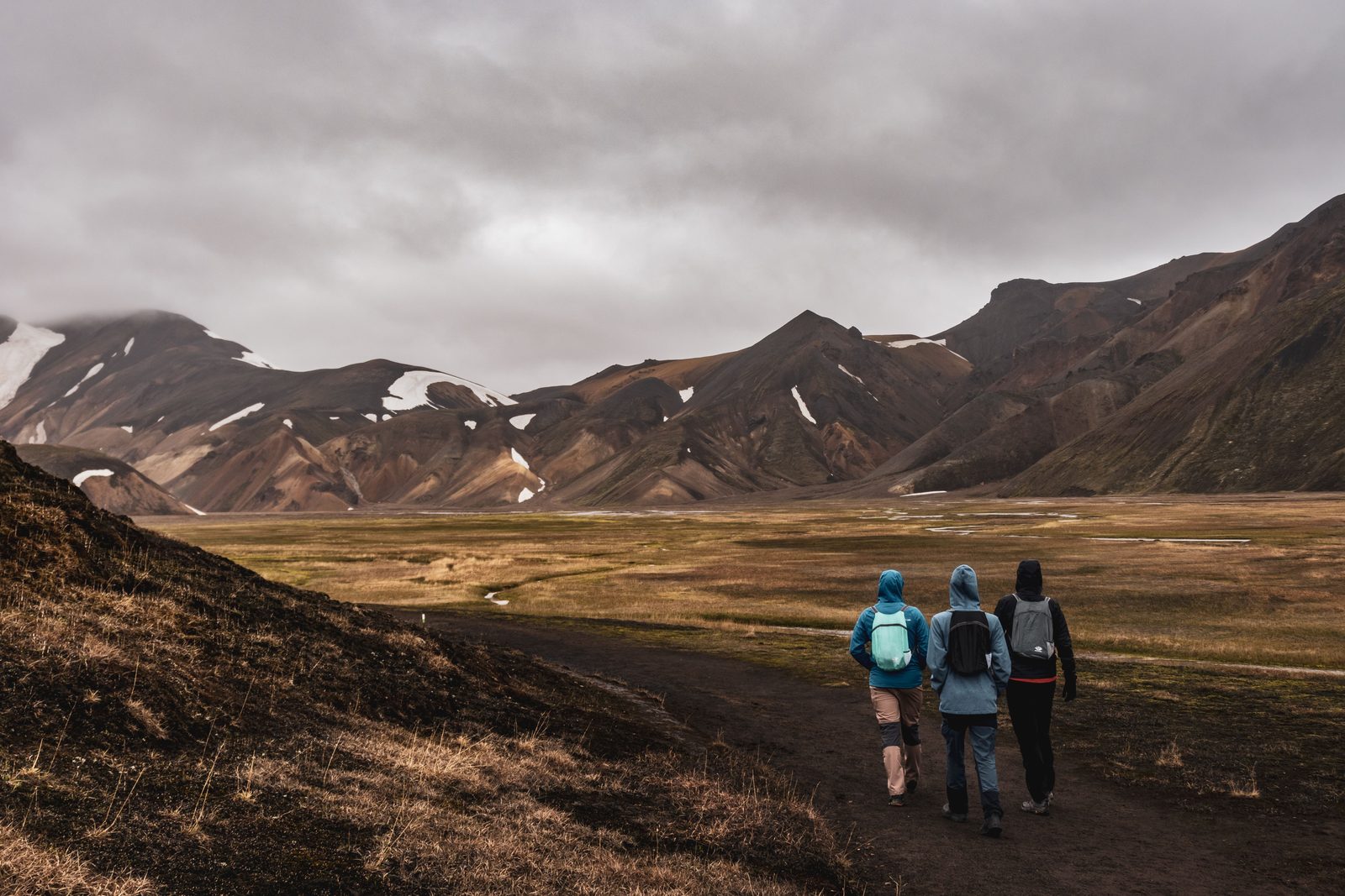 Sentiero trekking tra campi di lava e sorgenti geotermiche islandesi Sentiero trekking tra campi di lava e sorgenti geotermiche islandesi