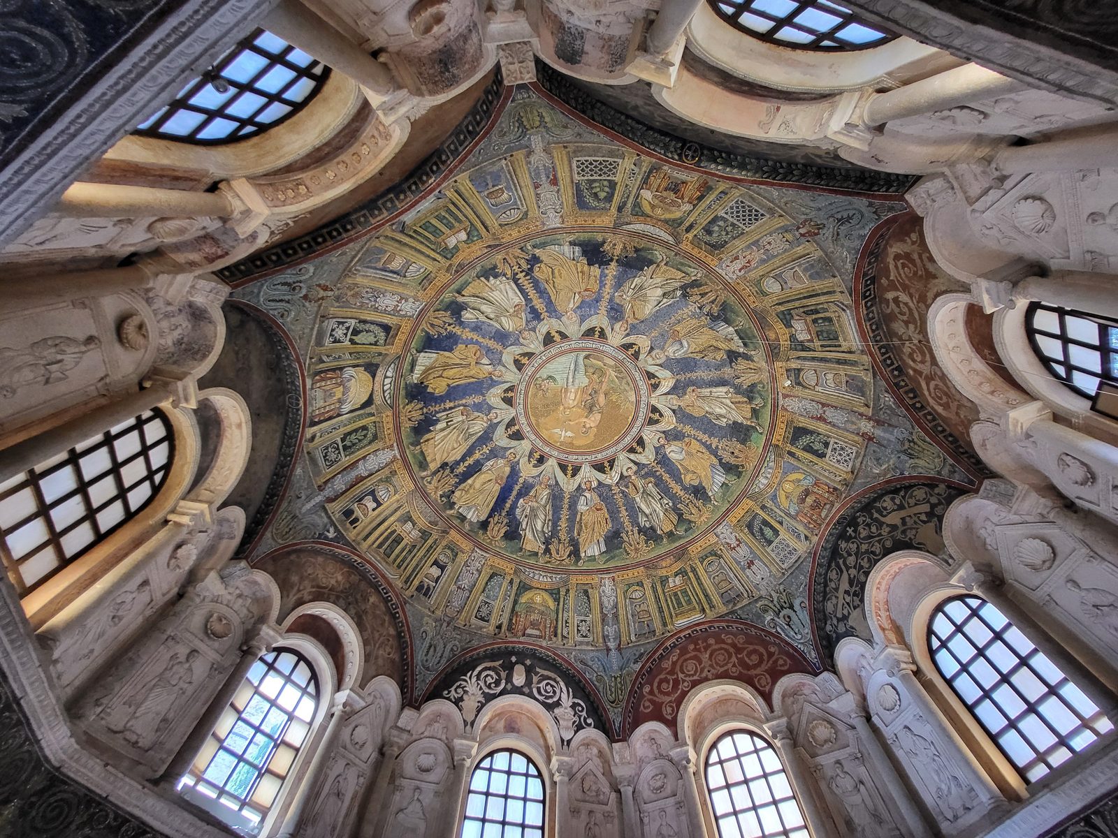 Mosaici dorati della Basilica di San Vitale a Ravenna, luce calda e dettagli bizantini Mosaici dorati della Basilica di San Vitale a Ravenna, luce calda e dettagli bizantini