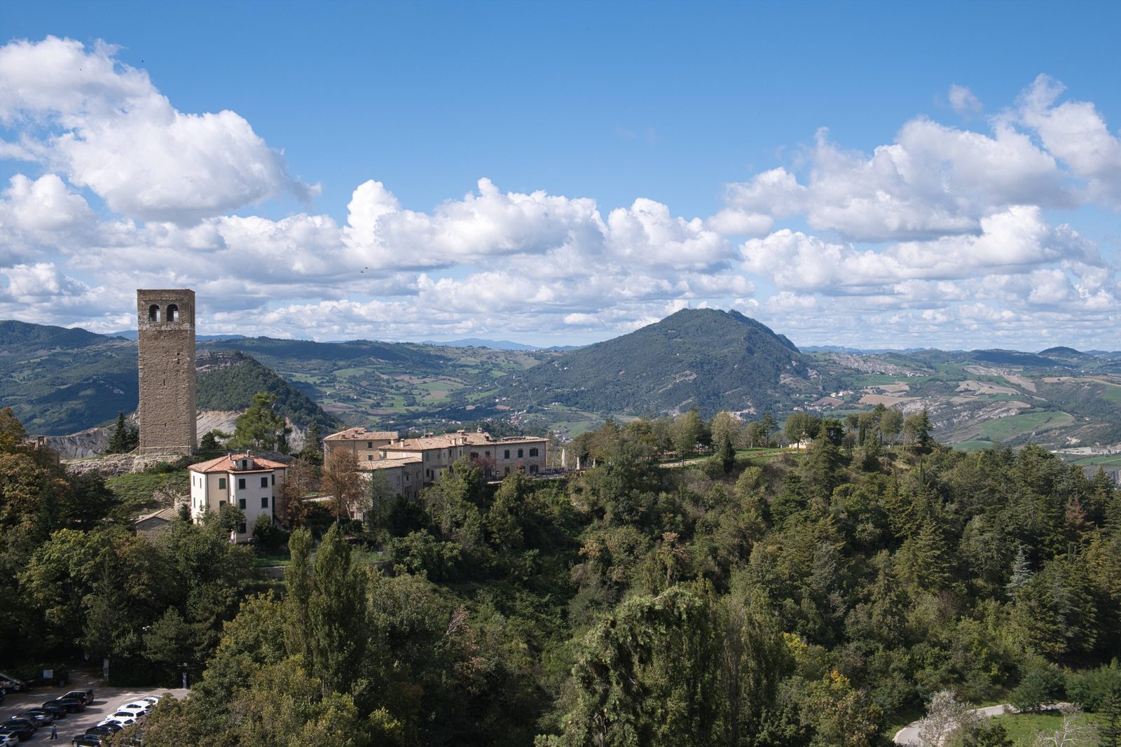 Il borgo medievale di Montemonaco aggrappato alla roccia con vista sulle vette dei Sibillini
