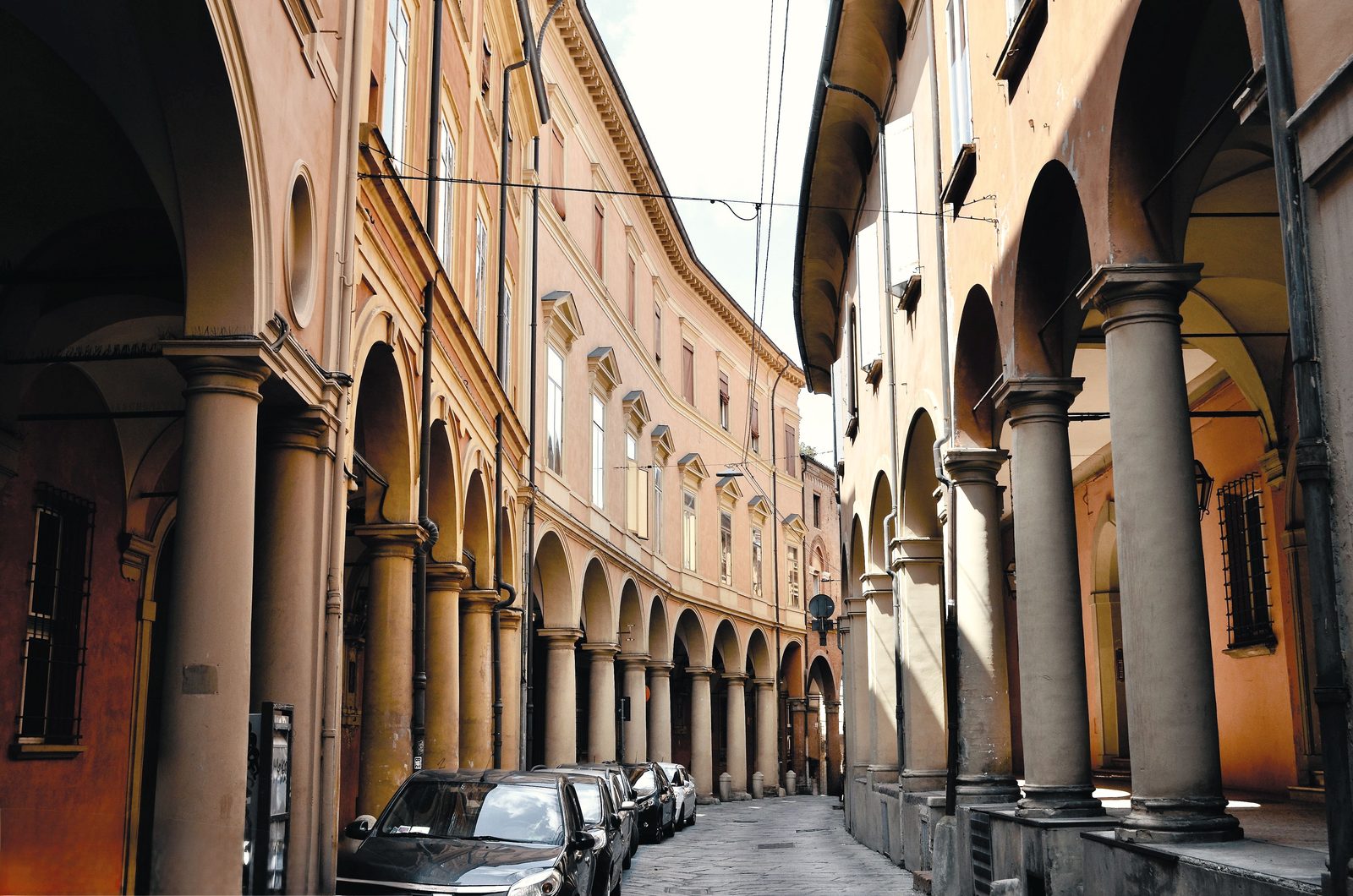 Portici di Bologna patrimonio UNESCO, prospettiva delle arcate e colonne storiche Portici di Bologna patrimonio UNESCO, prospettiva delle arcate e colonne storiche