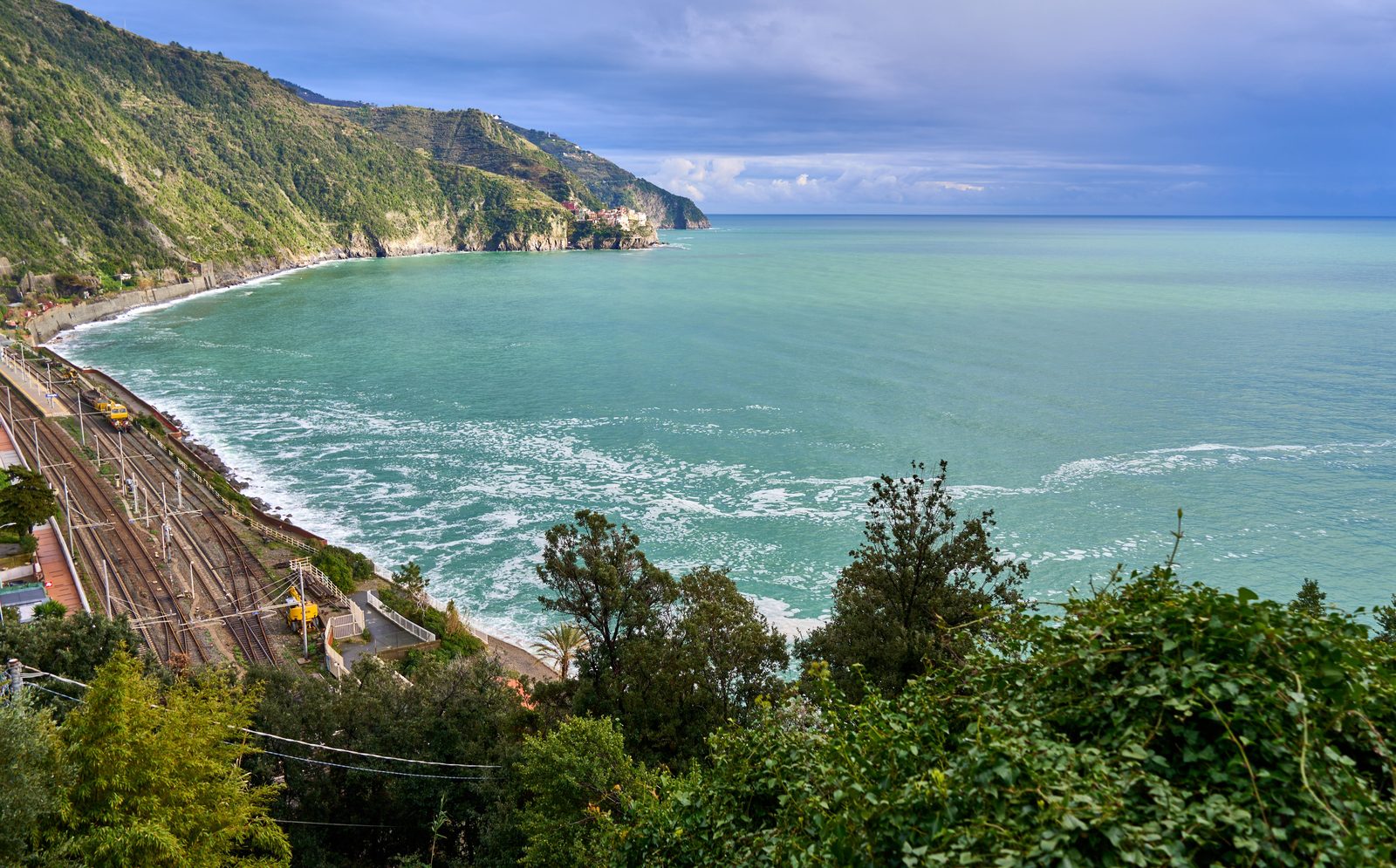 Sentiero costiero ligure con vista panoramica sul mare verso le Cinque Terre Sentiero costiero ligure con vista panoramica sul mare verso le Cinque Terre