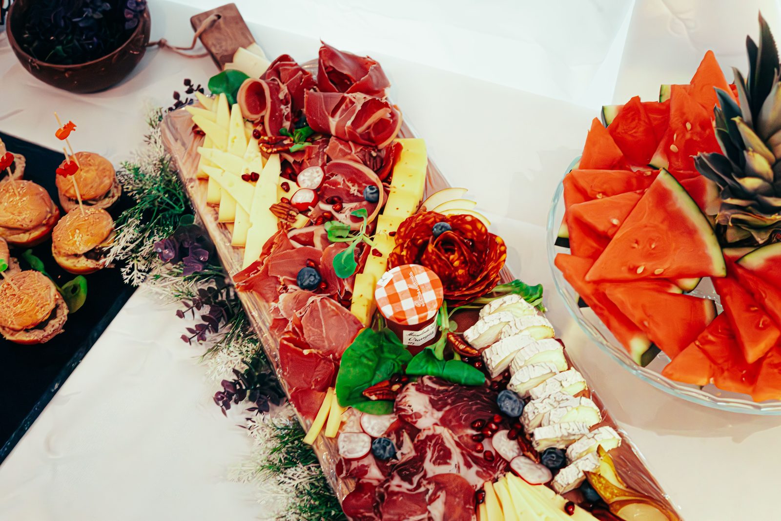 Tagliere con pršut carsico, formaggio stagionato e pane fatto in casa su tavolo rustico Tagliere con pršut carsico, formaggio stagionato e pane fatto in casa su tavolo rustico