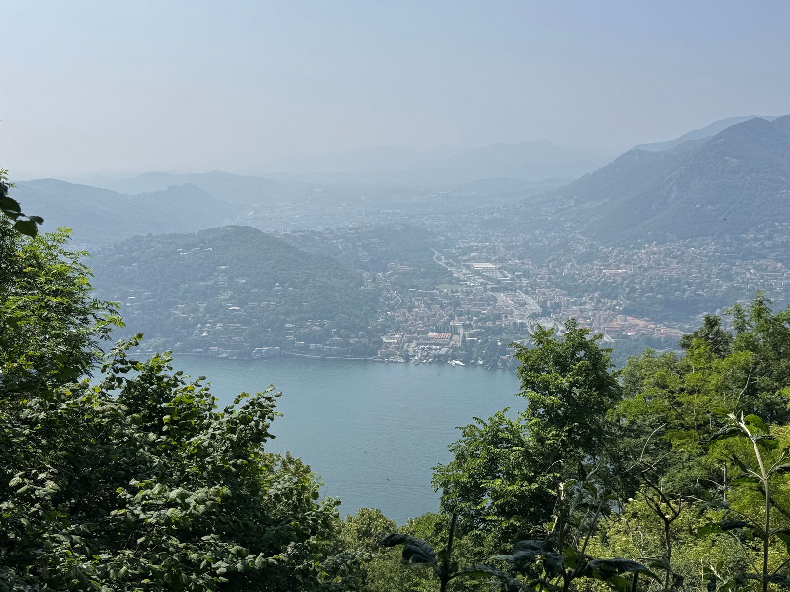 Panorama sul lago di Como visto da un sentiero escursionistico sopra Lecco