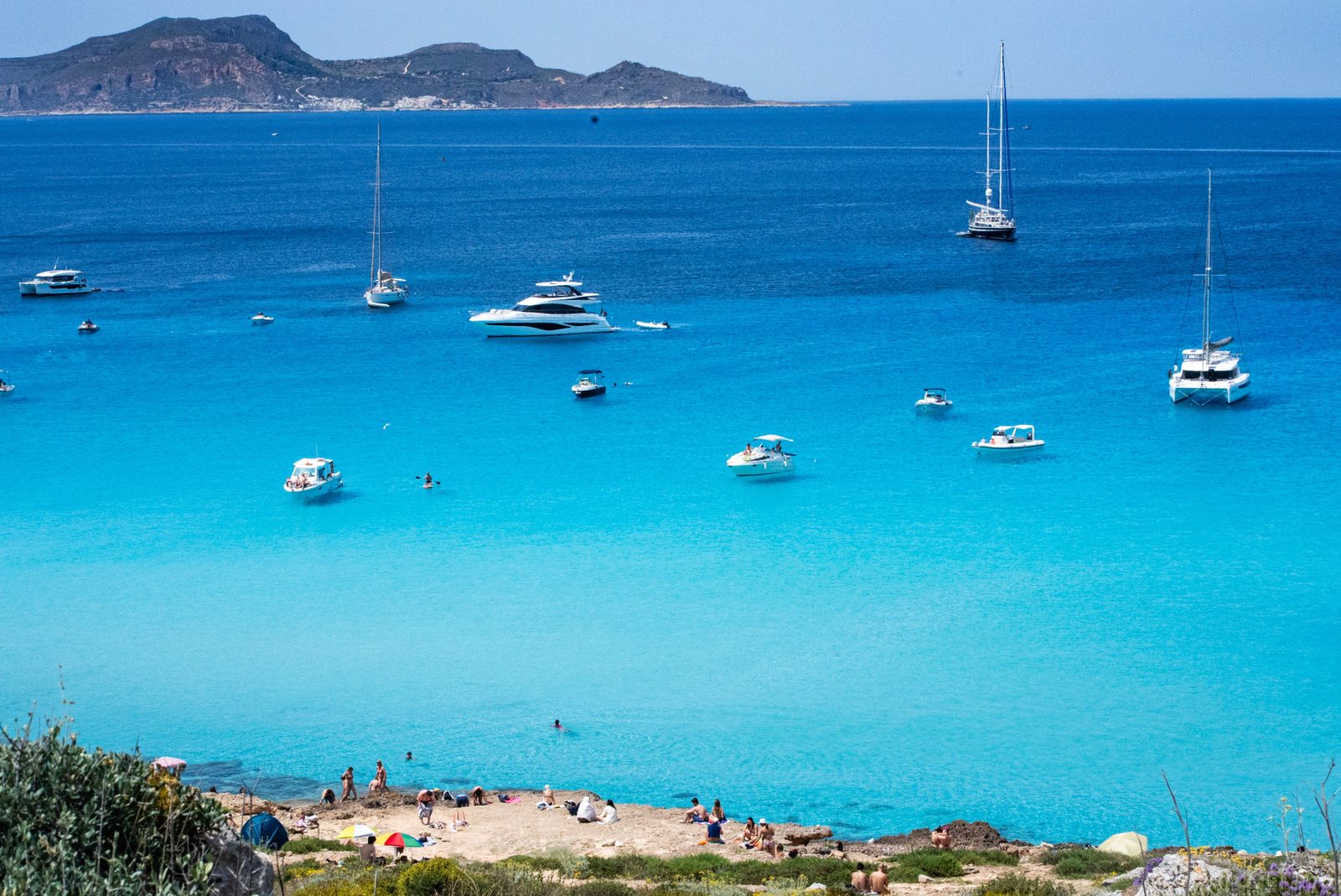 Cala Rossa a Favignana con le pareti di tufo giallo che scendono a picco sul mare turchese Cala Rossa a Favignana con le pareti di tufo giallo che scendono a picco sul mare turchese
