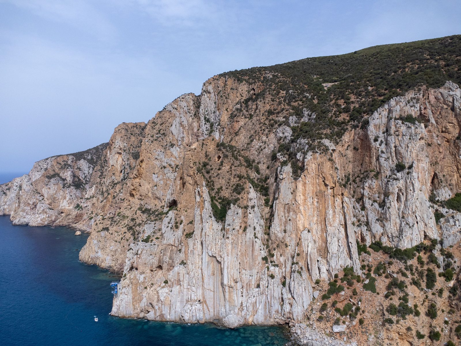 Costa rocciosa selvaggia di un'isola dell'Arcipelago Toscano con macchia mediterranea e nessun edificio Costa rocciosa selvaggia di un'isola dell'Arcipelago Toscano con macchia mediterranea e nessun edificio