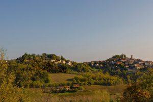 Vista panoramica del borgo di Roccaverano sulle colline del Monferrato piemontese