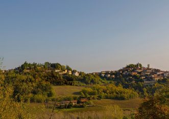 Vista panoramica del borgo di Roccaverano sulle colline del Monferrato piemontese