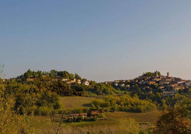 Vista panoramica del borgo di Roccaverano sulle colline del Monferrato piemontese
