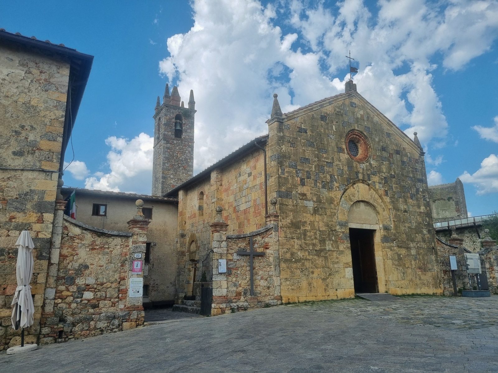 Facciata rinascimentale della chiesa di Santa Maria Assunta a Roccaverano con arcate in pietra Facciata rinascimentale della chiesa di Santa Maria Assunta a Roccaverano con arcate in pietra