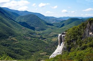 Cascate pietrificate bianche sulla parete rocciosa del canyon di Hierve el Agua