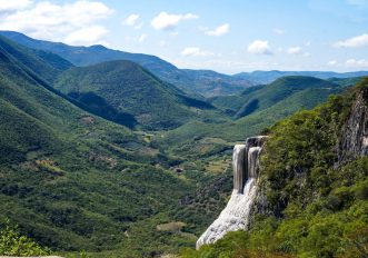 Cascate pietrificate bianche sulla parete rocciosa del canyon di Hierve el Agua