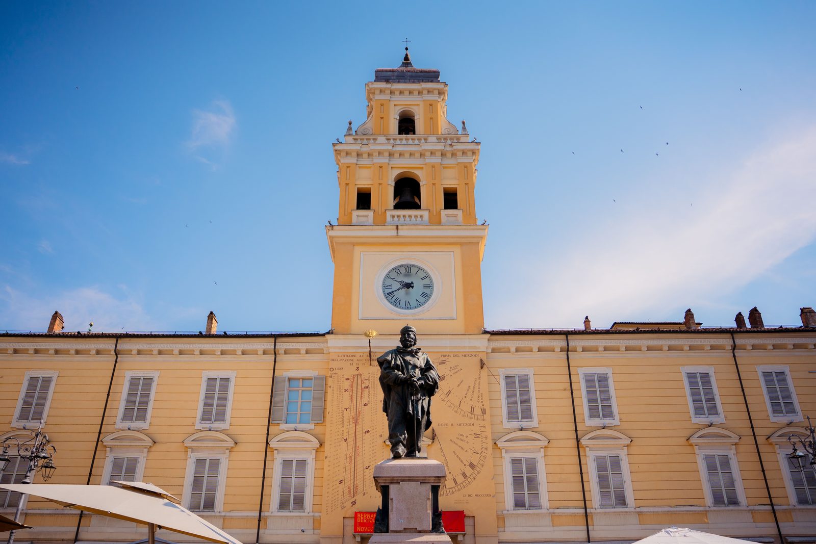 Centro storico di Parma, piazza animata con architettura emiliana e atmosfera gastronomica Centro storico di Parma, piazza animata con architettura emiliana e atmosfera gastronomica
